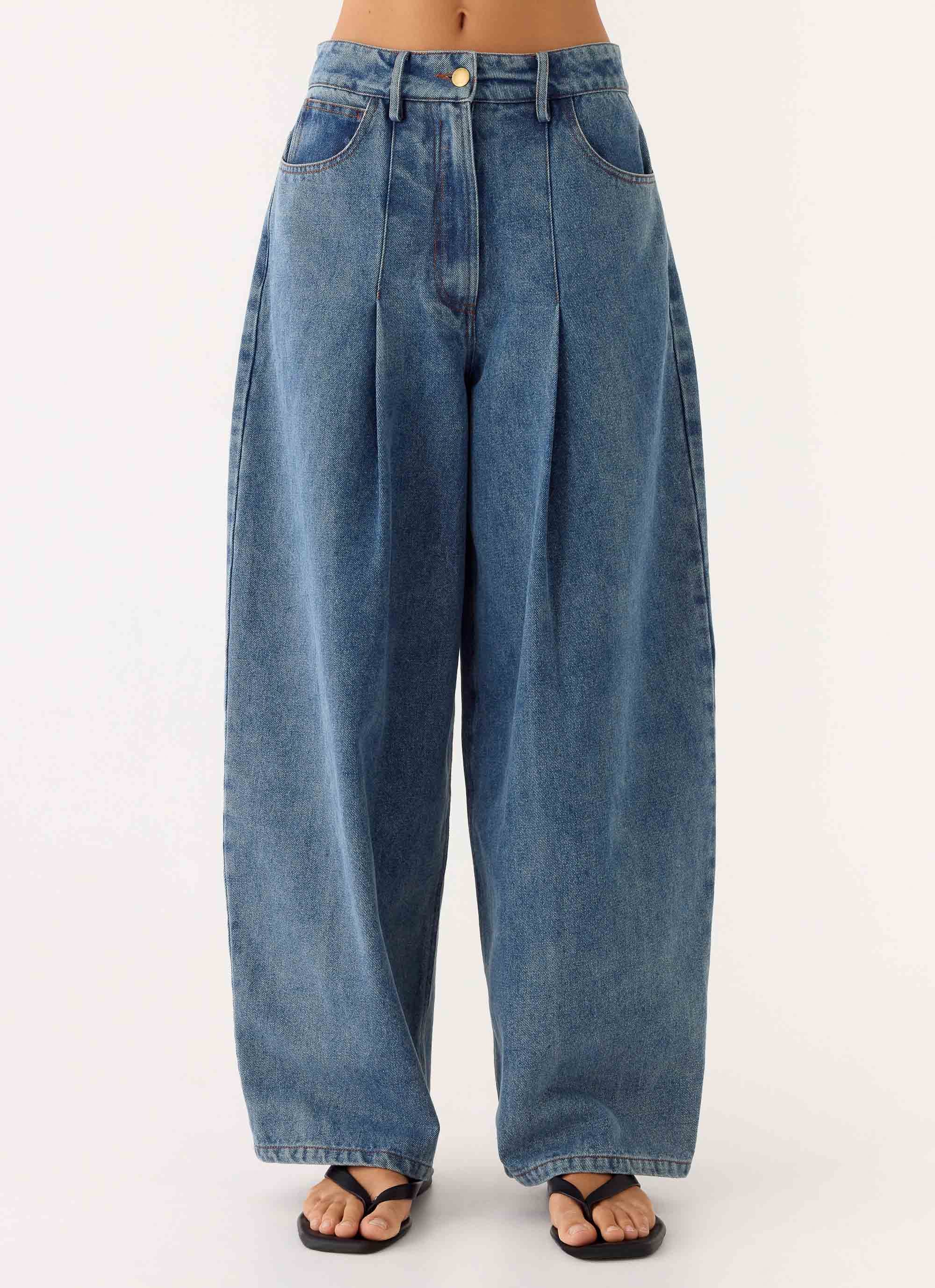 Zayn Pleated Jeans - Light Wash Blue